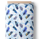 Plumes bleutées sur ciel nuageux